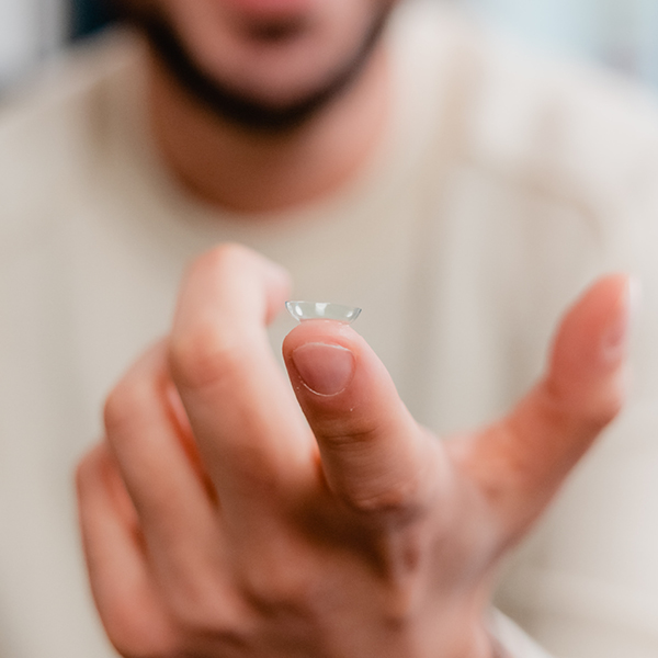 contactlens die op een vinger ligt