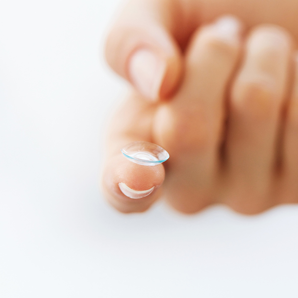 contactlens die op een vinger ligt